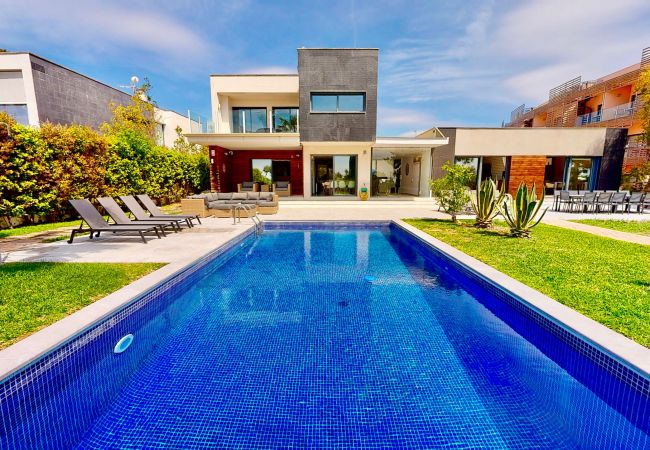 Villa de lujo con jardin, piscina y vistas al mar Costa Dorada.