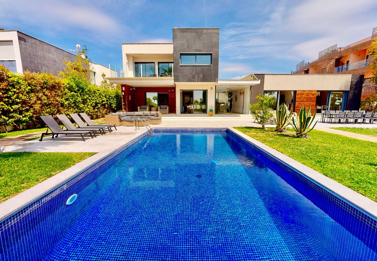 Villa Nirvana, villa de lujo Costa Dorada Villa de lujo con jardin, piscina y vistas al mar Costa Dorada.