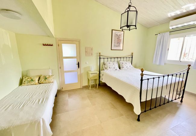 Коттедж на Ampolla - Finca Elenora Коттедж на Ampolla - Finca Elenora